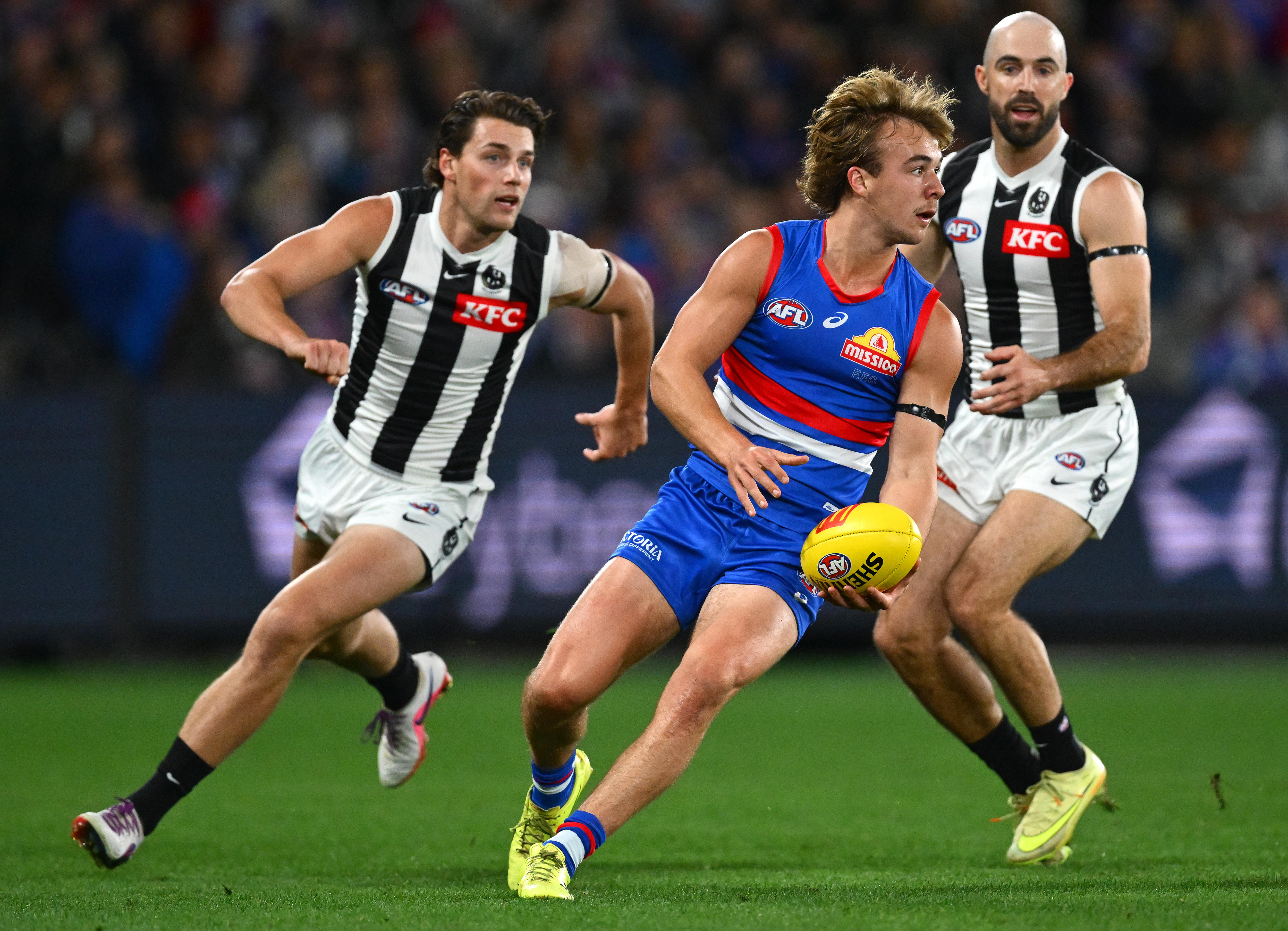 Live: Bulldogs and Magpies meet at MCG for AFL's first ever wildcard match
