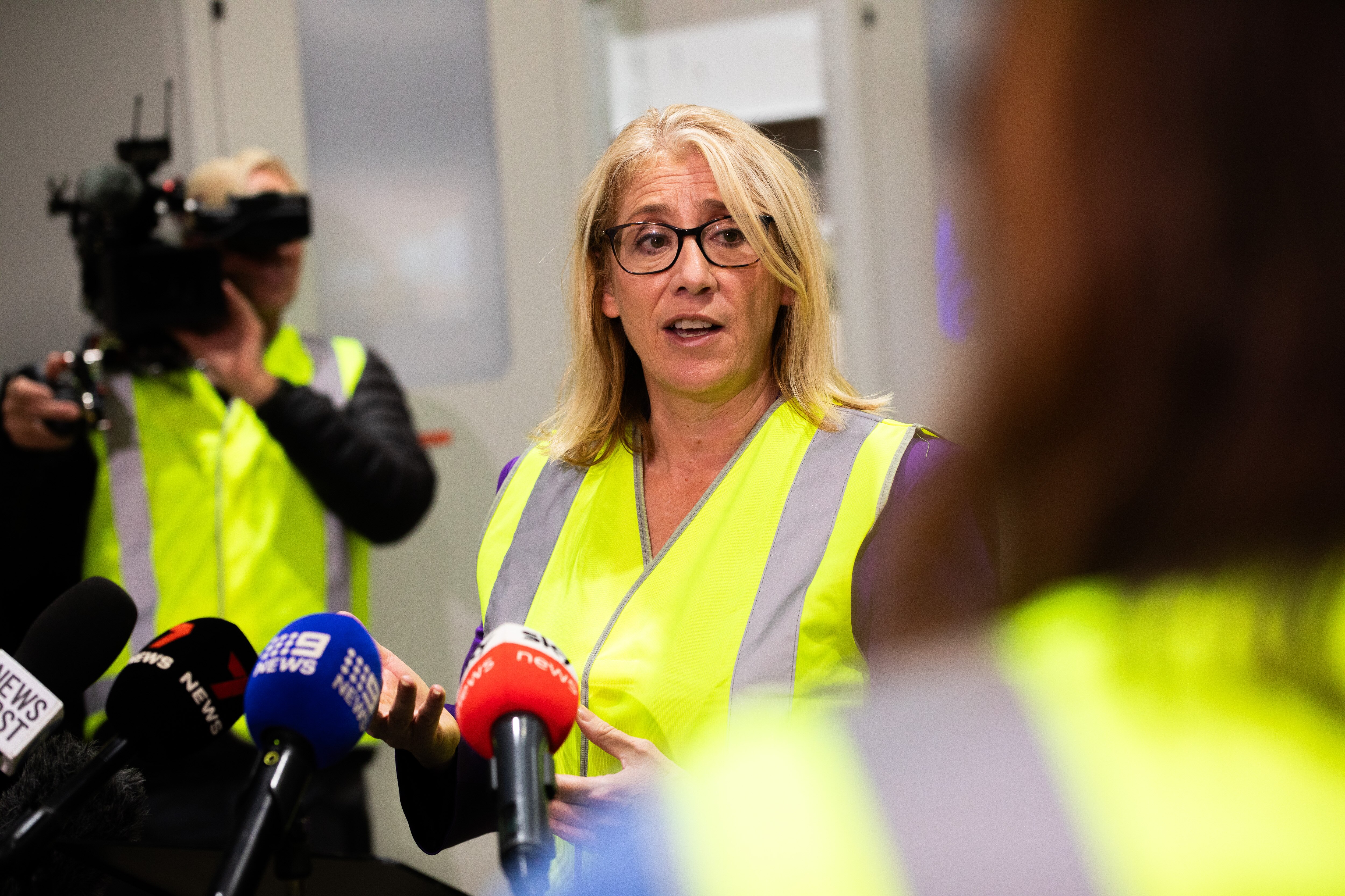 Rita Saffioti habla en una conferencia de prensa.