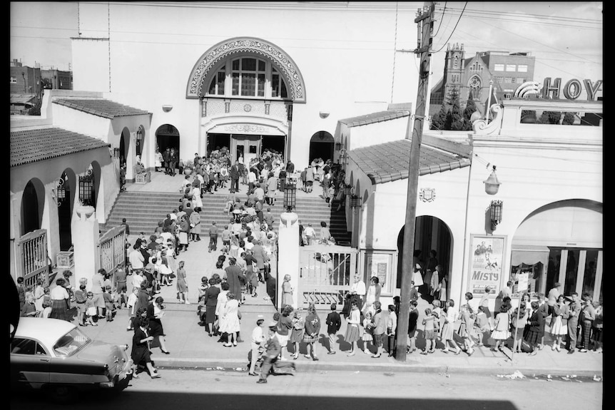Crowds streaming into the Roxy Theatre in its heyday