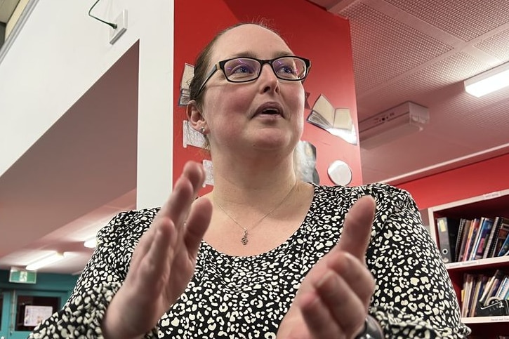 A woman clapping her hands.