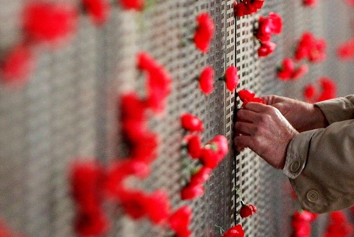 A man places a poppy on the Roll of Honour at the Australian War Memorial in Canberra (Getty Images: Mark Nolan)