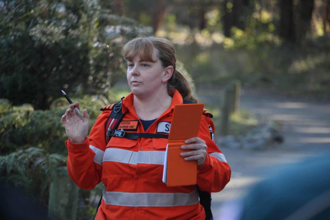     Kirstyn Beidatsch sostiene un portapapeles. 