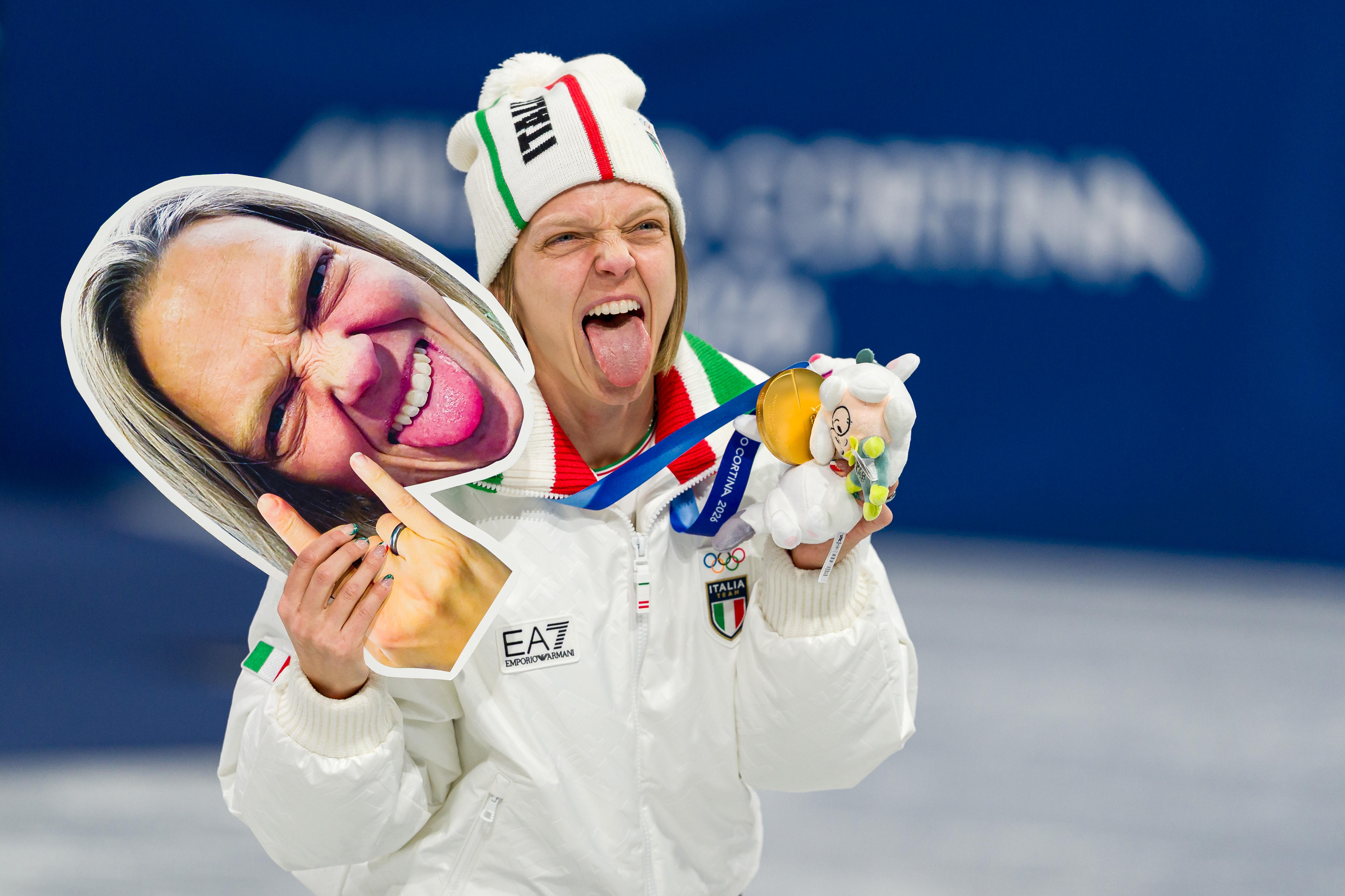 Arianna Fontana comemora sua terceira medalha de ouro nas Olimpíadas de Inverno