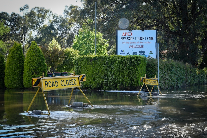 Znak drogowy zamknięty na zalanej ulicy