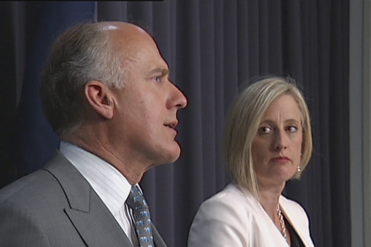 Katy Gallagher regarde Eric Abetz lors d'une conférence de presse sur la crise de M. Fluffy en octobre 2014.