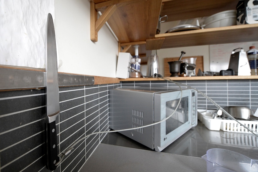 Küche mit einem an einer Bank befestigten Messer.