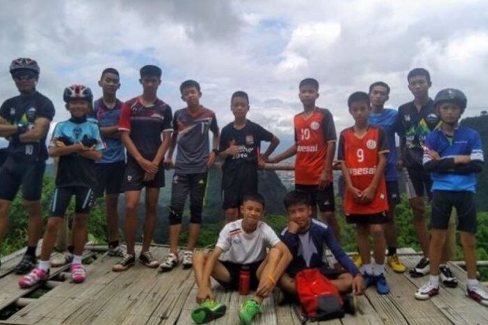 tim sepak bola anak laki-laki 'Wild Boards' sebelum terperangkap di dalam gua