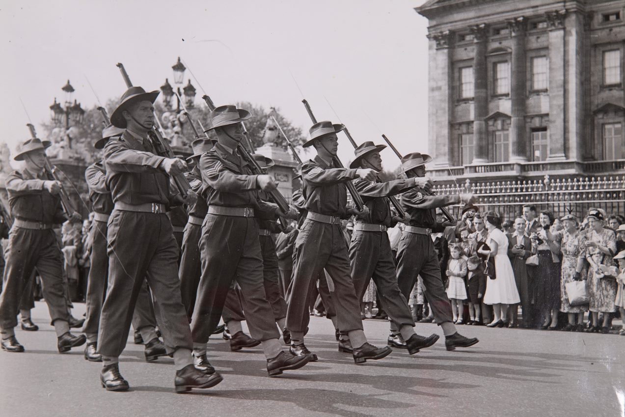 How Gordon Robson found himself standing guard at Buckingham Palace ...
