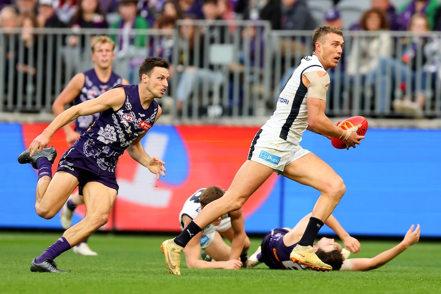 Patrick Cripps runs with the ball for Carlton against Fremantle