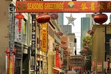 挂有庆祝春节横幅的街道
