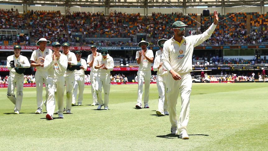 Nathan Lyon saca al equipo australiano del campo mientras saluda a la multitud