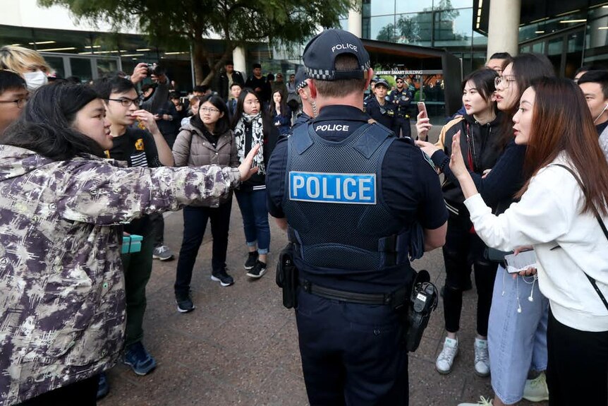 去年，在南澳大利亚大学外的抗议活动中，亲北京和亲香港的学生发生了冲突。