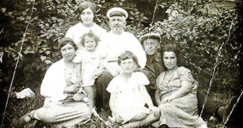 Archive photograph of Gorodetsky family in Ukraine, 1938.