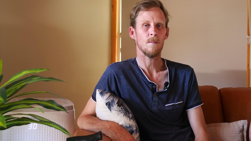 Mężczyzna Mackay od miesięcy porusza się na wózku inwalidzkim z powodu rzadkiego przypadku zapalenia rdzenia, prawdopodobnie wywołanego przez koronaawirusa
