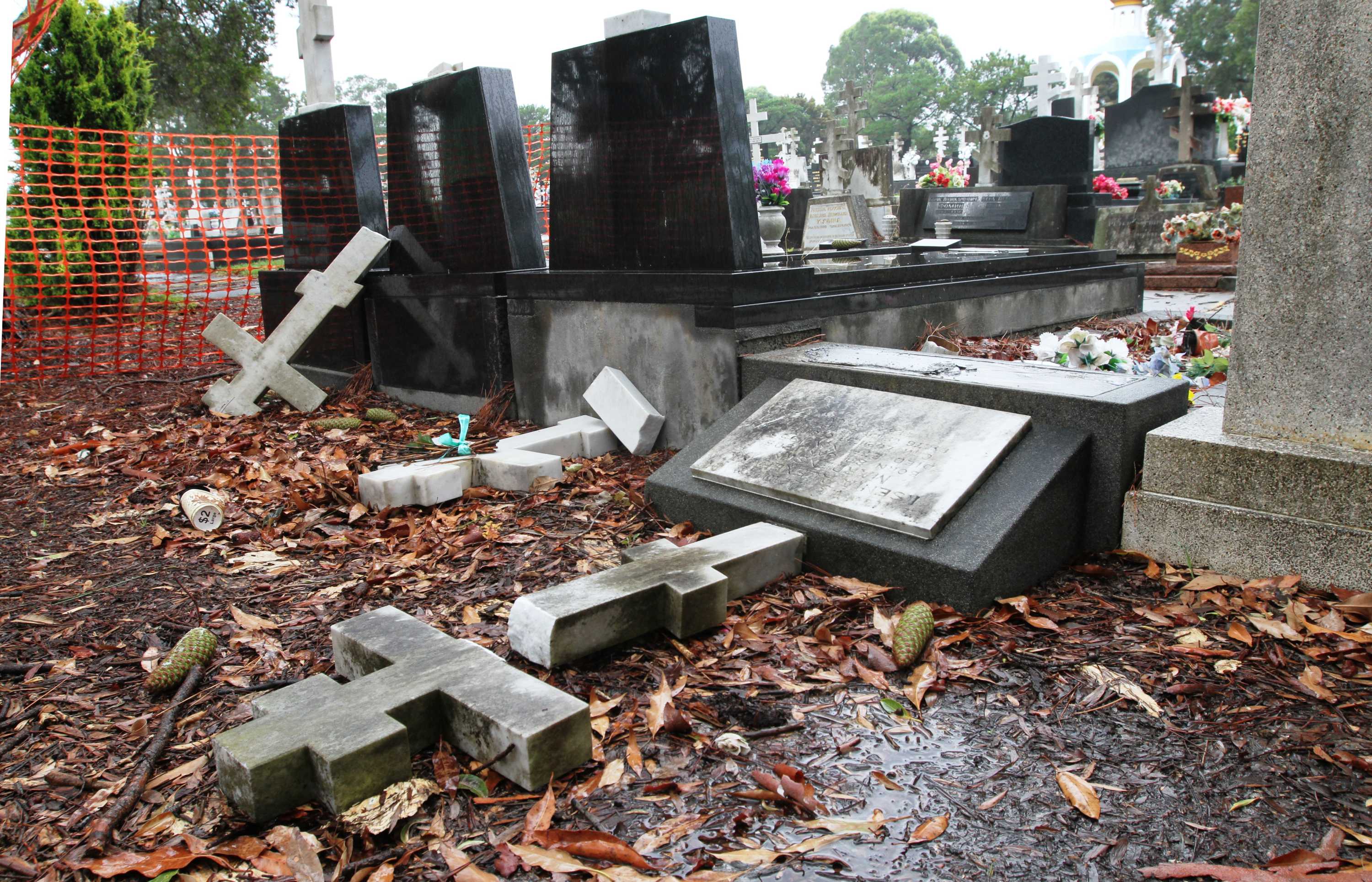 Что это такое на кладбище. Чемодановское кладбище пенза. Могила вандалы. Тверская область ржев смоленское кладбище смоленское кладбище. Кладбище ночью.
