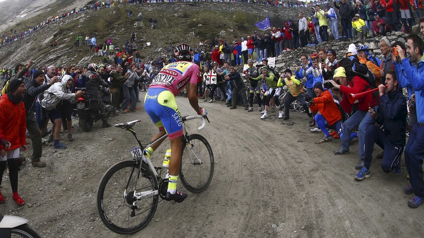 Contador cheered on during gruelling Giro climb