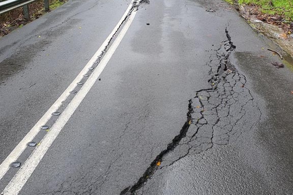 Several large cracks seen along Jamberoo Mountain Road