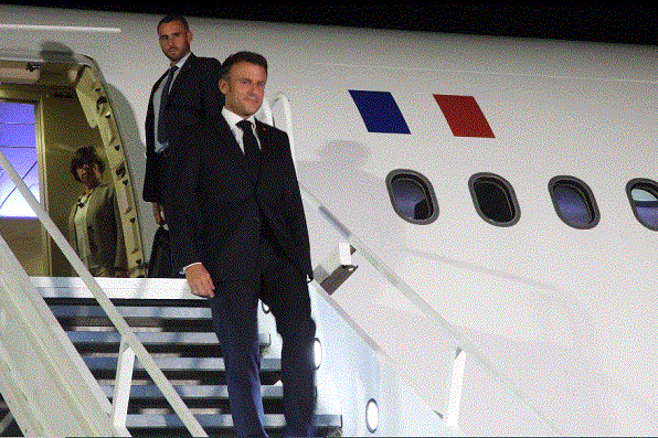 French President Emmanuel Macron hem kasem Port Vila (Van Gavman Nius FB)