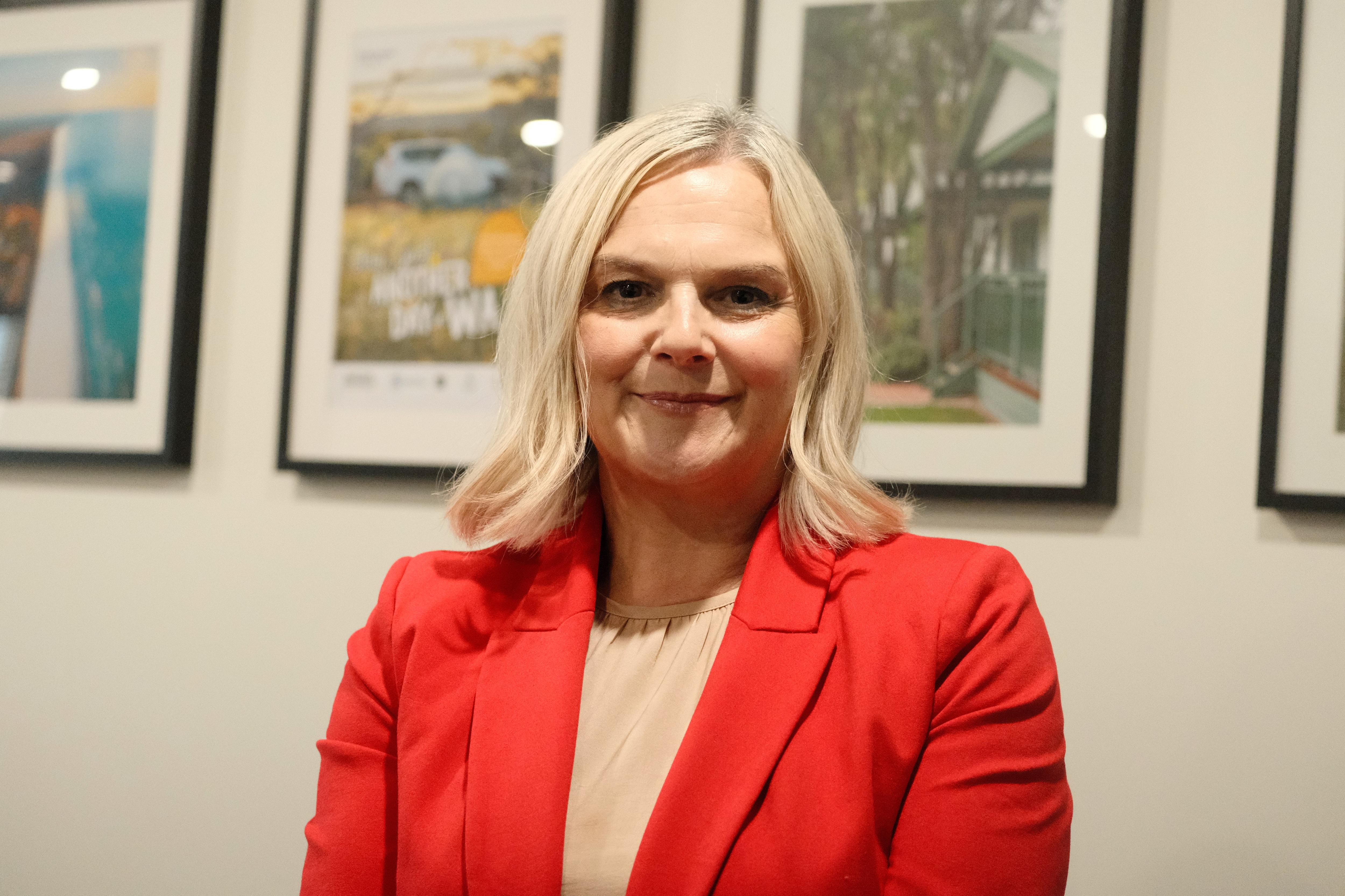 primer plano, de, un, mujer, en, un, chaqueta roja