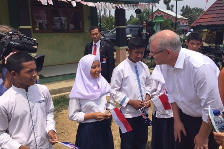 PM bertemu murid-murid di sebuah sekolah Indonesia, 31 Agustus 2018.