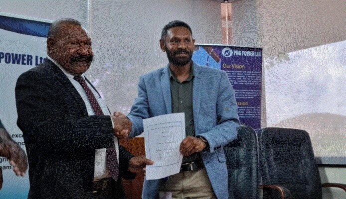 Morobe Gavana Luther Wenge na PNG Power Acting CEO Ivan Pakaea