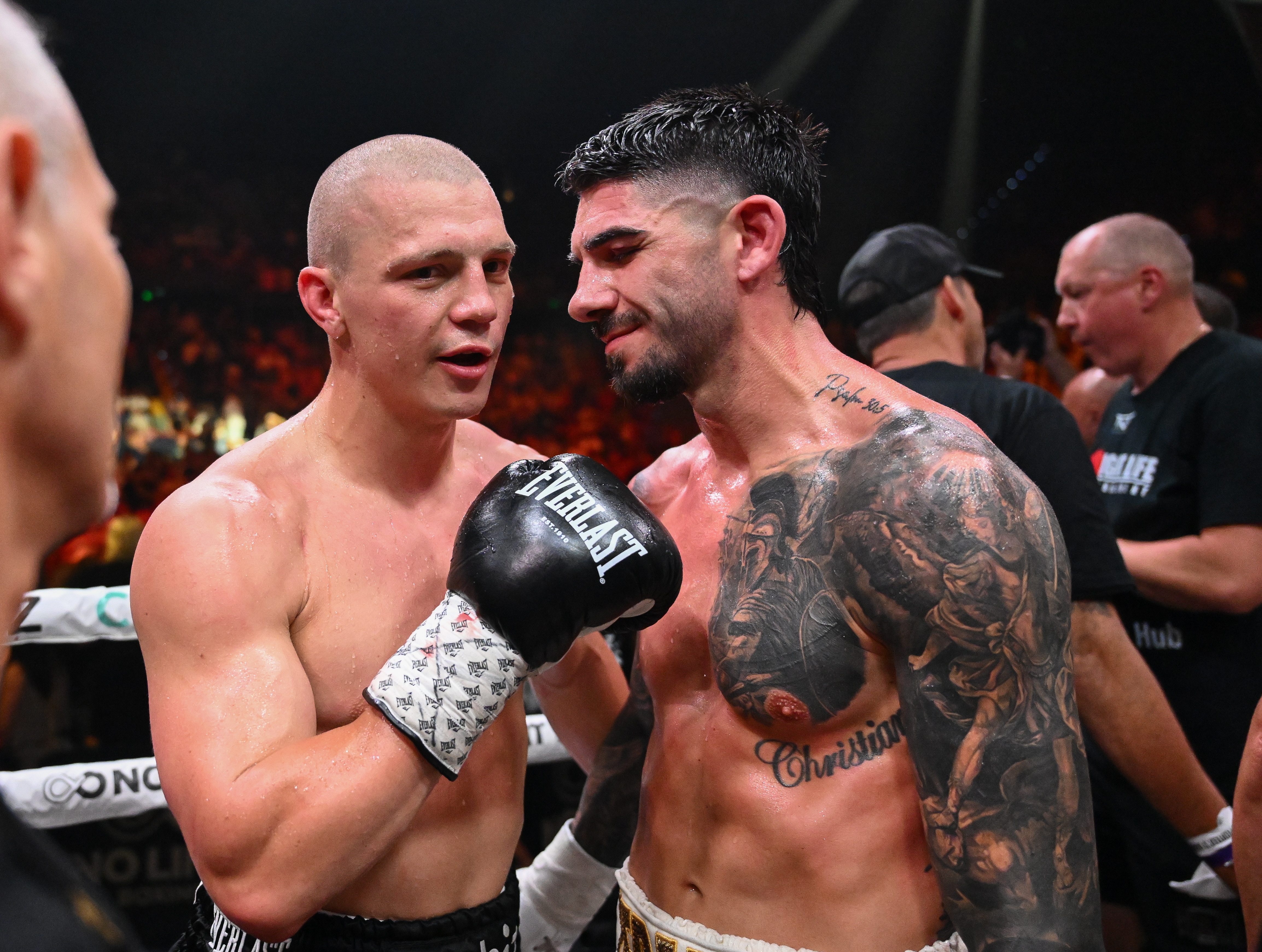 Nikita Tszyu y Michael Zerafa hablan