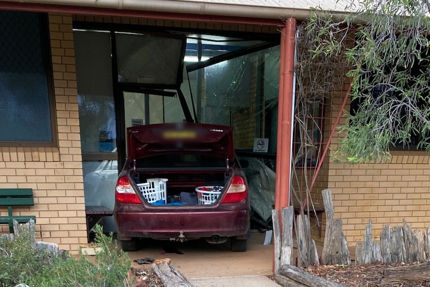 A car in the front of a building.