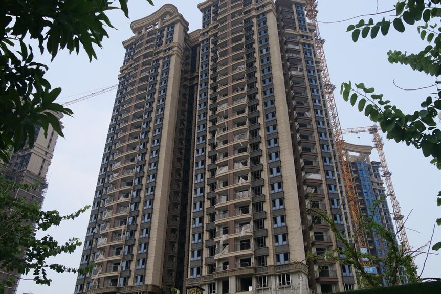 Un edificio de apartamentos alto a medio construir. 