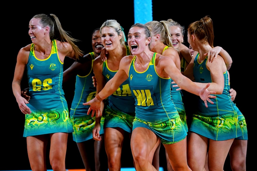 Les joueurs australiens célèbrent après avoir remporté le match pour la médaille d'or du Netball