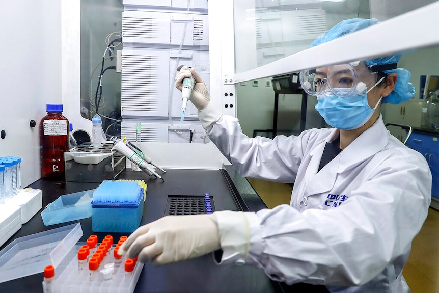 Investigador de laboratorio trabajando en vacuna china para COVID-19