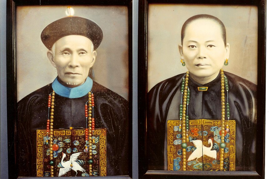 A chinese man and woman wearing traditional robes in the 1800s in portraits side-by-side 