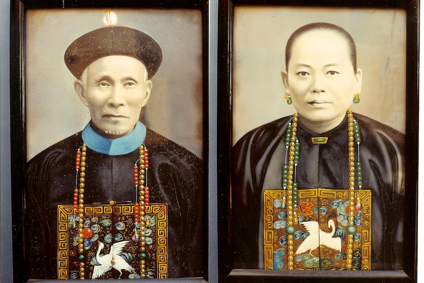 A Chinese man and woman wearing traditional robes in the 1800s in portraits side-by-side 