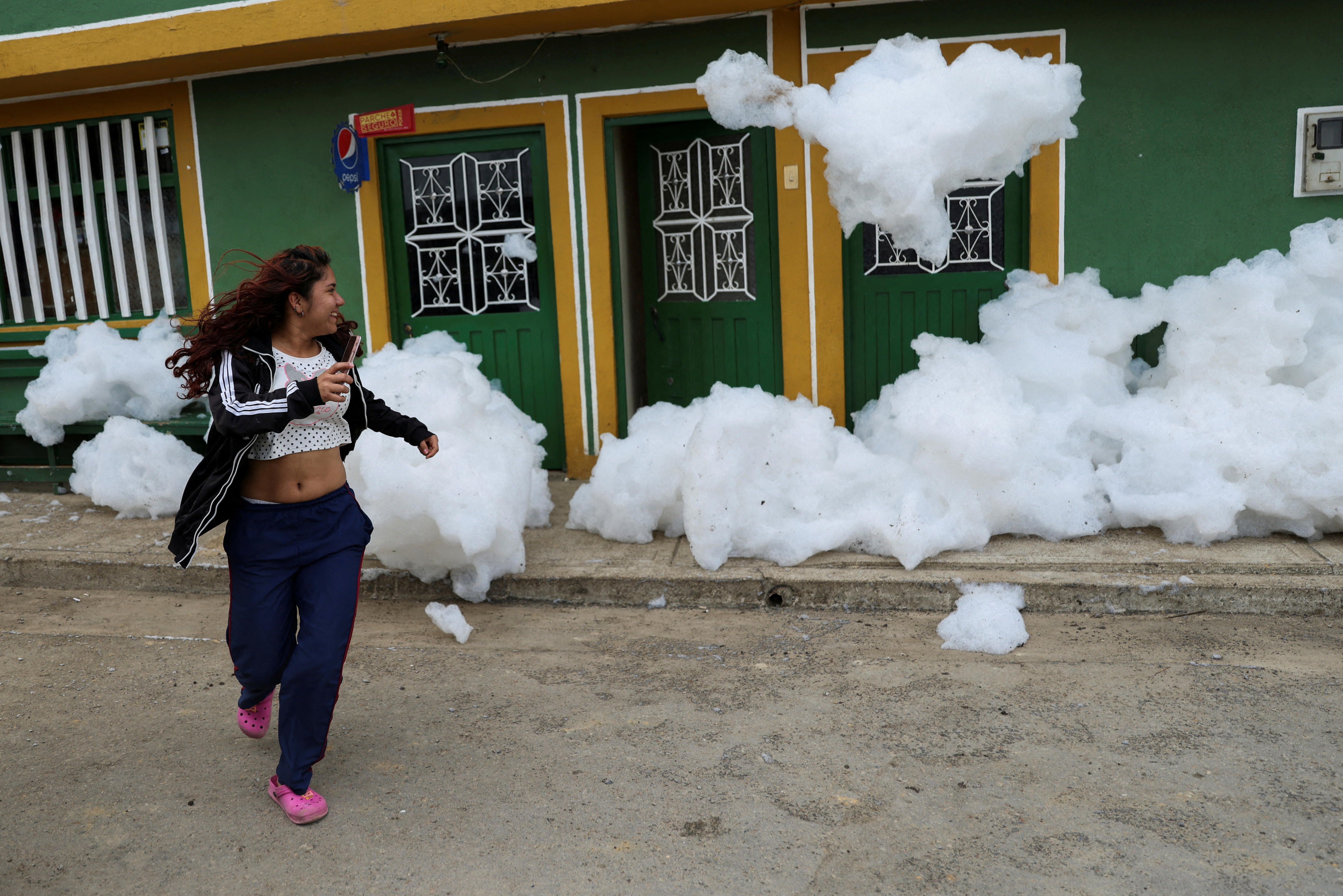 A woman flees from the polluting foam.
