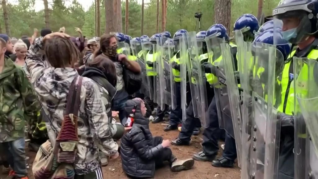 UK Police break up forest rave amid clampdown - ABC News