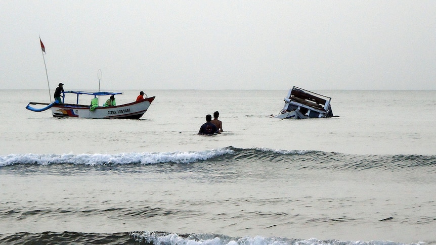 Rescuers approach a capsized asylum seeker boat off  Indonesia's West Java province. (AFP: Pikiran Rakyat/Nurhandoko Wiyoso)