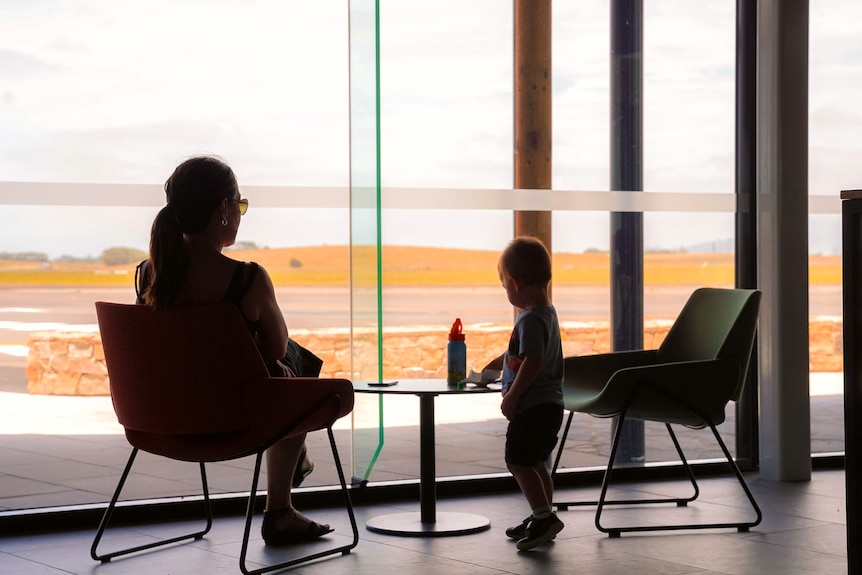 Femme et enfant assis dans le terminal