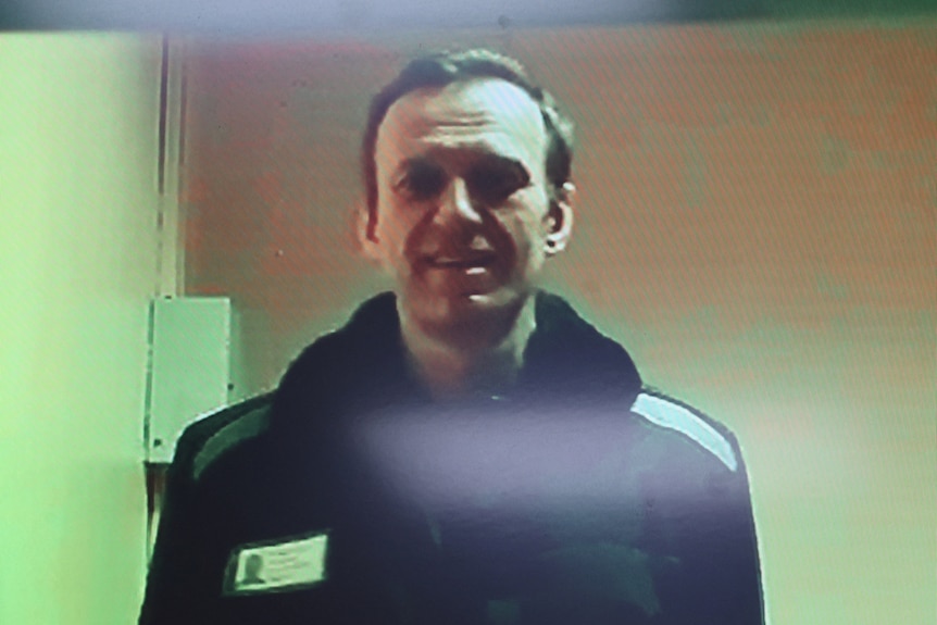 Le chef de l’opposition russe Alexei Navalny est vu sur un écran via une liaison vidéo depuis une colonie pénitentiaire.