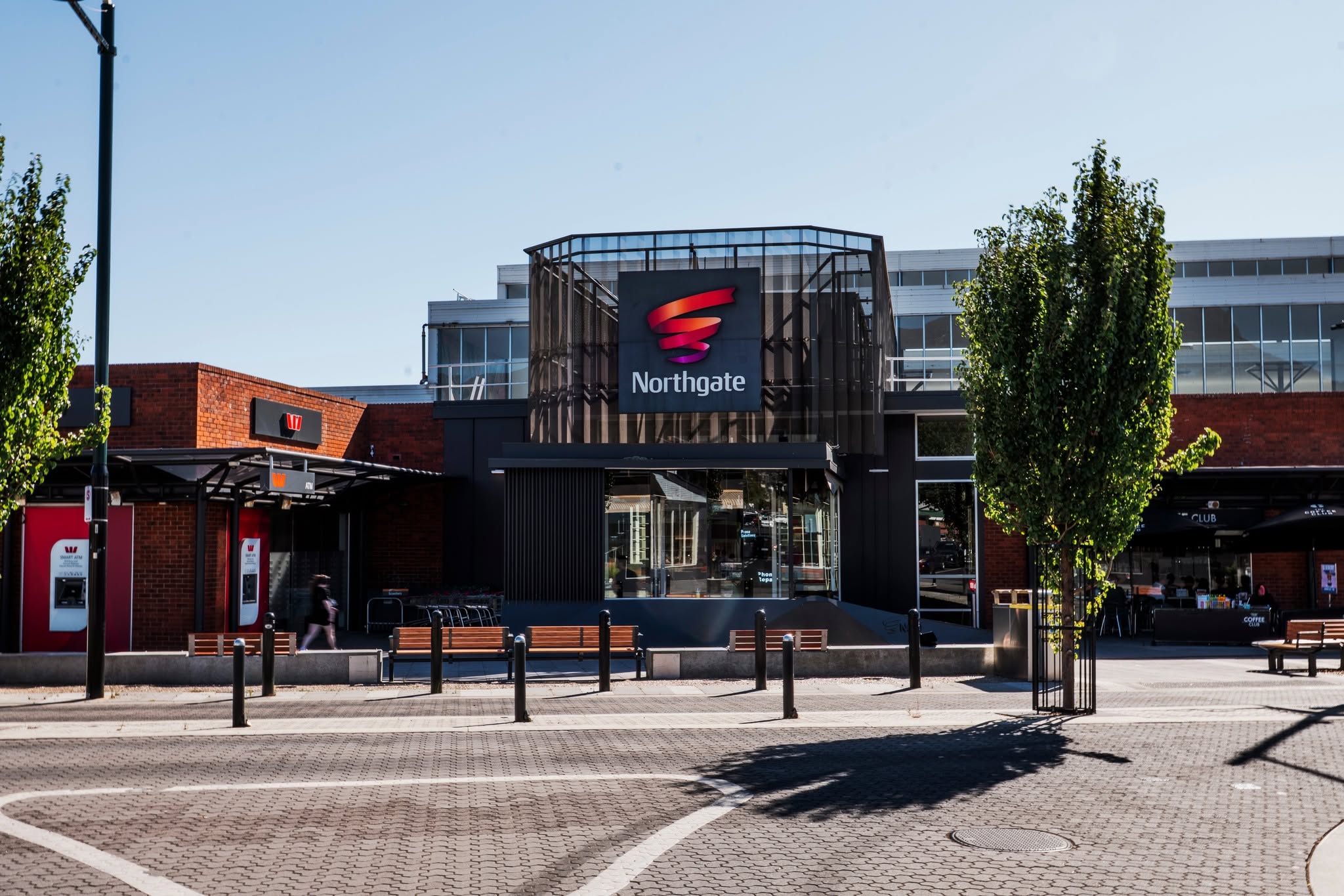 Security staff intervene during bottle shop robbery