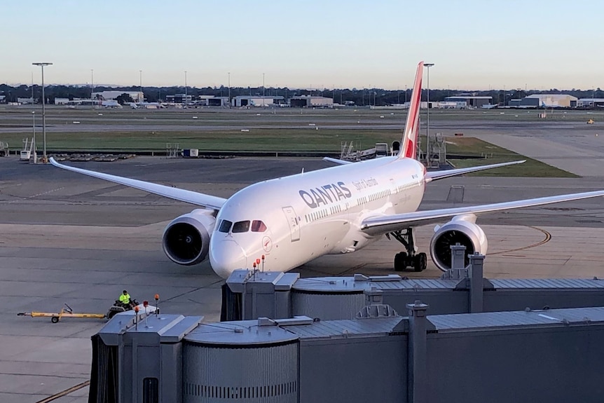 Un aereo Qantas sulla pista dell'aeroporto di Perth.