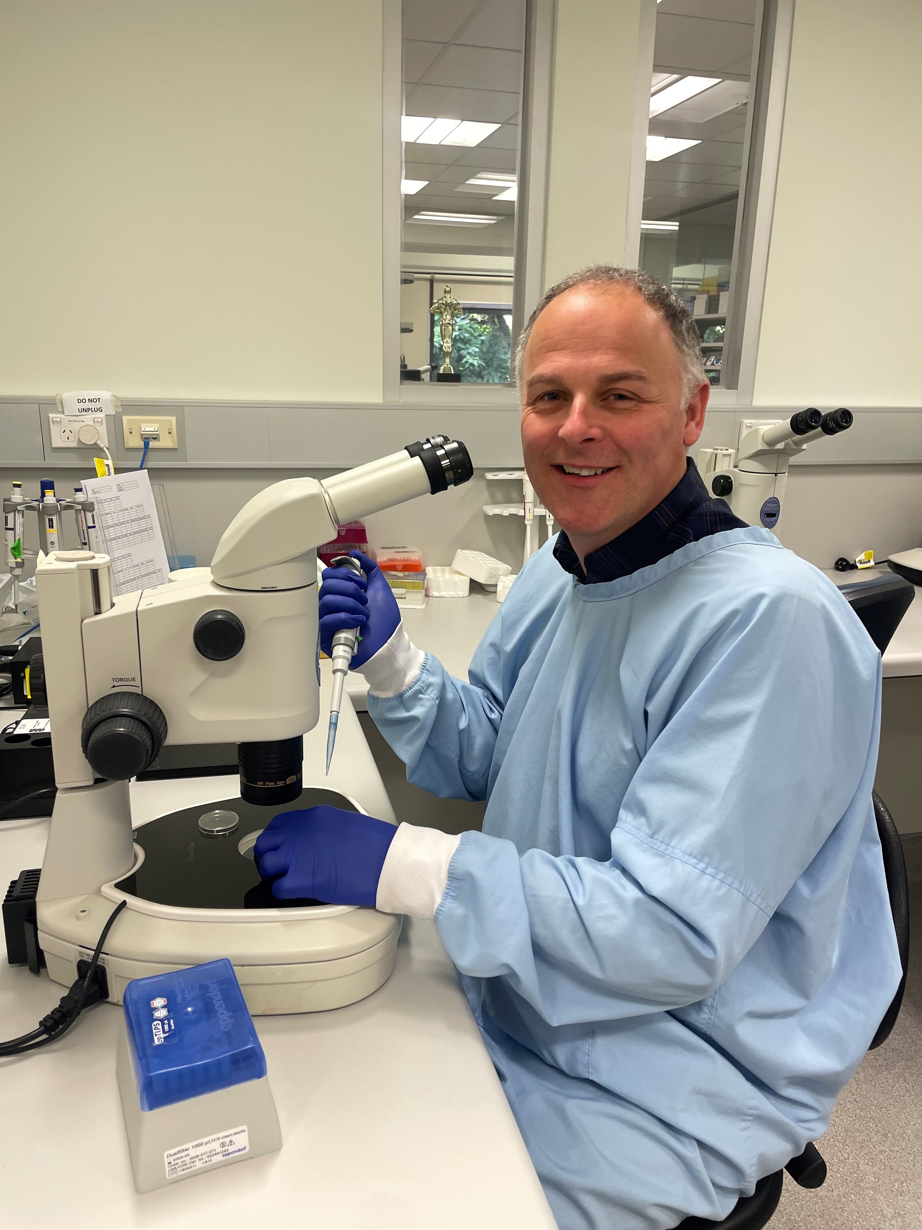 Mark Green sentado em um laboratório.