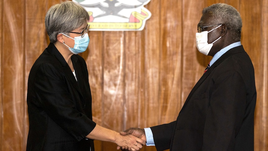 Penny Wong and Manasseh Sogavare shake hands