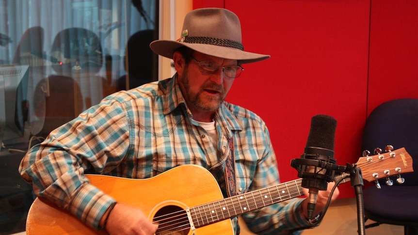 Ken Lindsay performing Just An Old Cattle Dog.