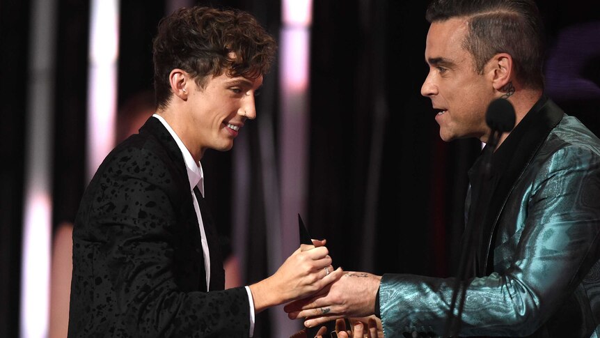 Robbie Williams presents the ARIA for Best Video to Troye Sivan