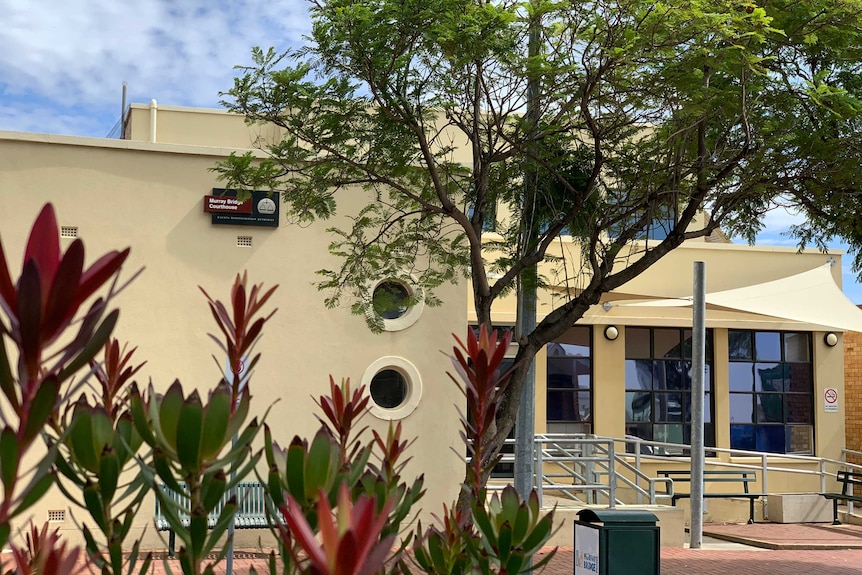 Exterior of the Murray Bridge Courthouse.