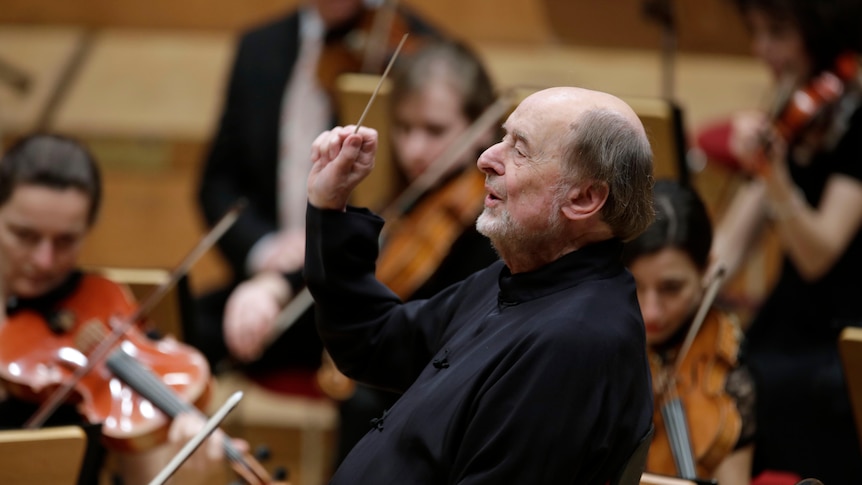 Roger Norrington conducting the Gürzenich Orchestra in the Cologne Philharmonie in March 2017.