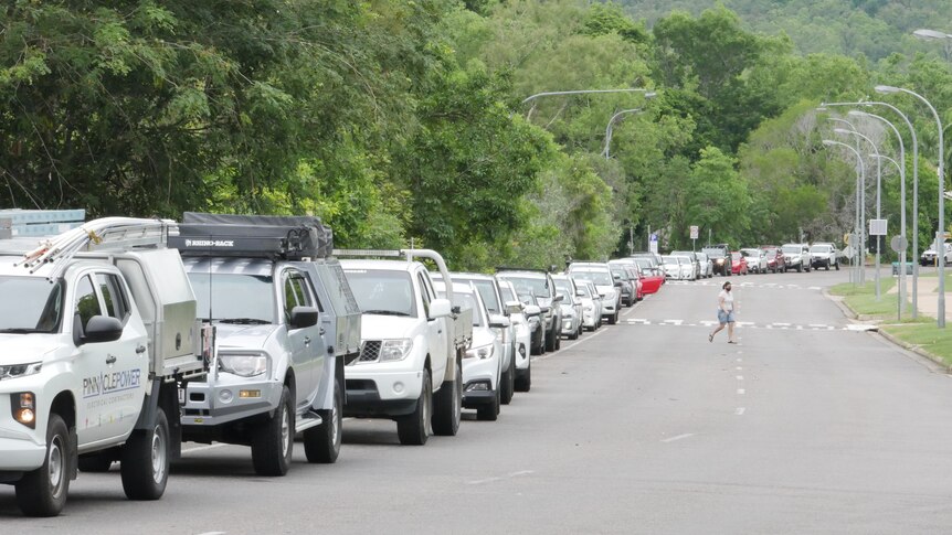 A line of cars queueing for Covid-19 tests in a carpark