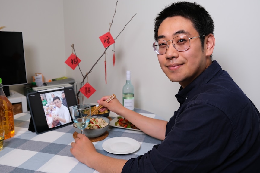 ABC Chinese journalist Kai Feng sharing a meal with family via video chat