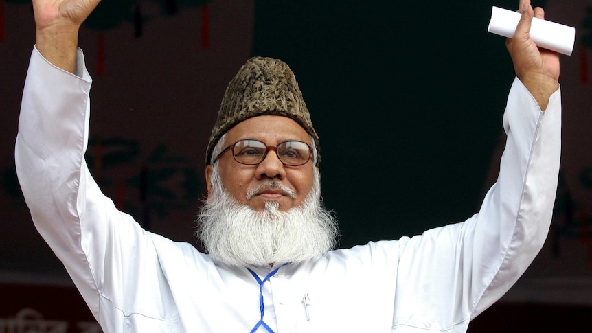 Maulana Matiur Rahman Nizami waves at students at a rally in Dhaka