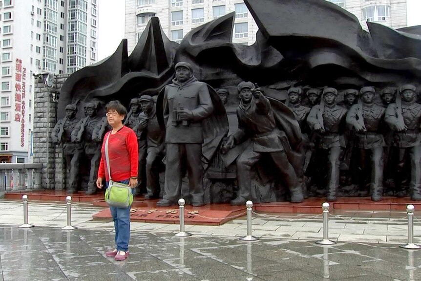 Women in front of statues