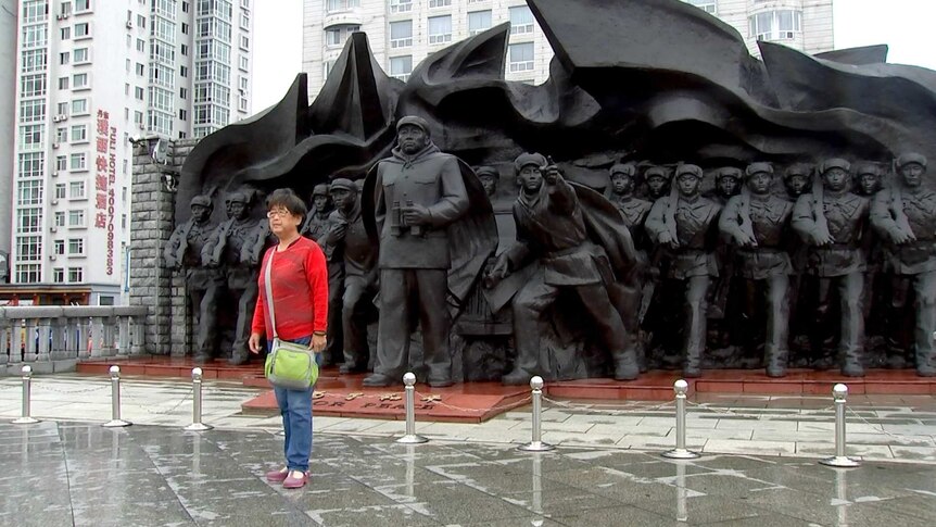 Women in front of statues